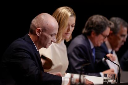 La presidenta de Inditex, Marta Ortega, en el centro de la imagen,, acompañada por el consejero delegado de la multinacional, Óscar García Maceiras.