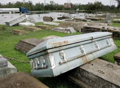 Un cementerio en Orange, Tejas, donde el huracán Ike ha hecho salir a la superficie varios ataúdes..