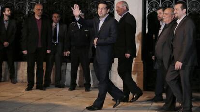 Tsipras, acompañado por varios ministros de su Gobierno.