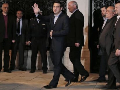 Tsipras, acompañado por varios ministros de su Gobierno.