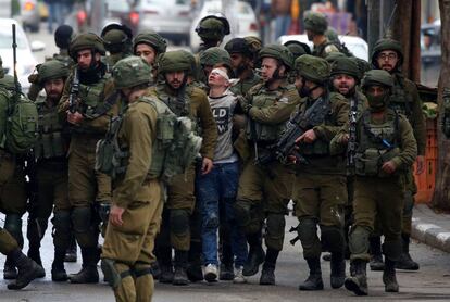 Soldats israelians detenen a un manifestant palestí durant les protestes del dijous a Hebron.
