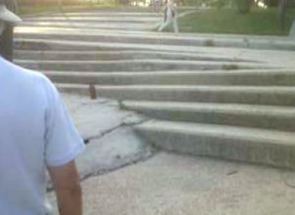 Escaleras en mal estado en un parque en Arganzuela.