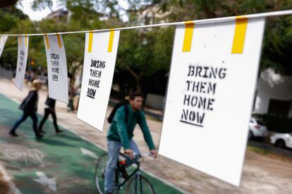 Carteles pidiendo la vuelta de los rehenes israelíes secuestrados por Hamás, este sábado en Tel Aviv.