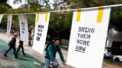 Carteles pidiendo la vuelta de los rehenes israelíes secuestrados por Hamás, este sábado en Tel Aviv.