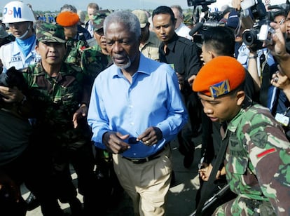 Kofi Annan, secretario de Naciones Unidas, es escoltado por soldados indonesios a su llegada al aeropuerto de Banda Aceh, en la isla de Sumatra (Indonesia), afectada por el tsunami, en 2005.