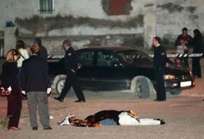 Uno de los fallecidos yace en el suelo en una calle del barrio de Santa Eugenia (Madrid).