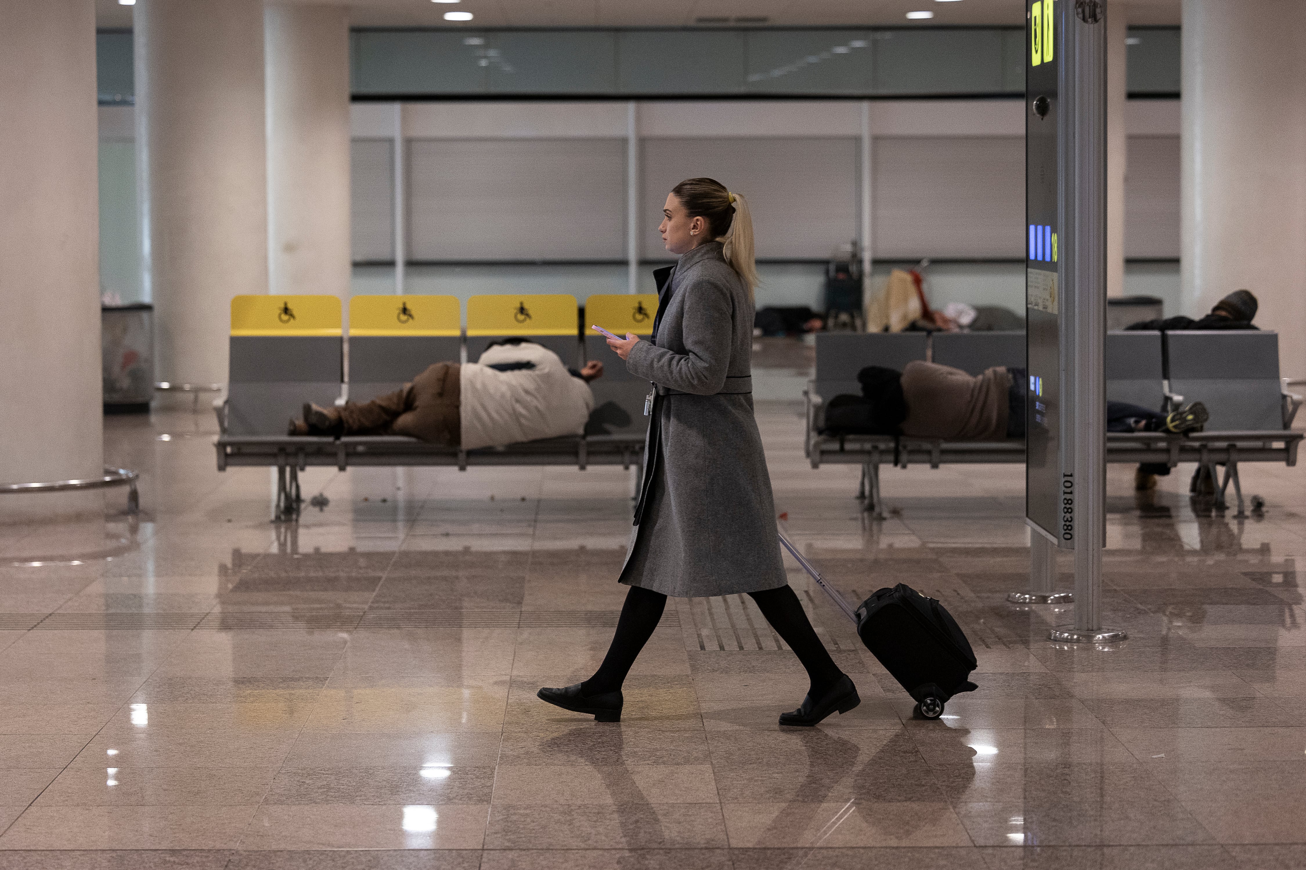 Decenas de personas sin hogar (sin techo) duermen cada noche en la Terminal 1 del Aeropuerto Josep Tarradellas Barcelona-El Prat. [ALBERT GARCIA] El País
 
