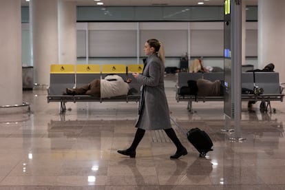 Decenas de personas sin hogar (sin techo) duermen cada noche en la Terminal 1 del Aeropuerto Josep Tarradellas Barcelona-El Prat. [ALBERT GARCIA] El País
