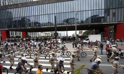 A tocha paralímpica passa em frente ao MASP, na avenida Paulista.