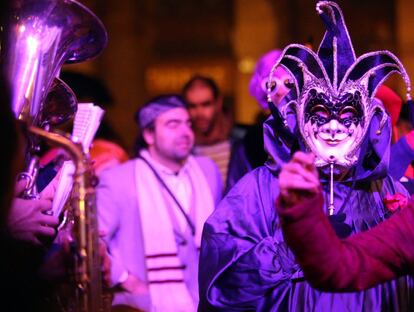Anoche, Bilbao inauguró el Carnaval de 2012 con el tradicional juicio a Farolín y Zarambolas y la posterior Trapuzaharra desde la plaza Nueva con las 'Bilboko Konpartsak''