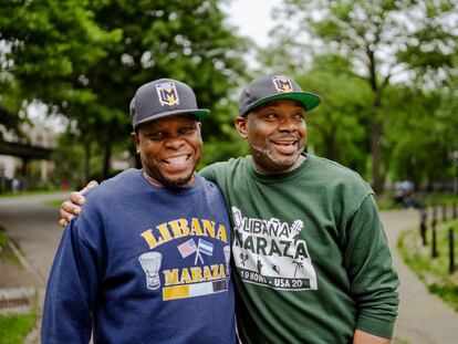 Mike Maraza y Delmo Núñez, de la banda hondureña 'Libaña Maraza' en el parque St. James del Bronx.