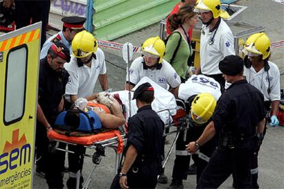 La ambulancia traslada al hospital al único trabajador que ayer fue rescatado con vida en Barcelona.