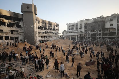 Palestinos inspeccionan el complejo hospitalario de Al Shifa tras la retirada del ejército israelí el 1 de abril de 2024.