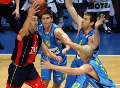 Prigioni trata de superar a Lakovic, Vázquez y Barton.