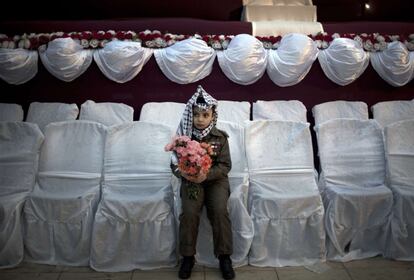 Una ni?a palestina sujeta un ramo de flores durante una boda en la ciudad de Gaza.