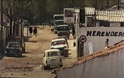 Vista de las calles de Orcasitas a finales de los años setenta, en un fotograma de 'La ciudad es nuestra' de Tino Calabuig.