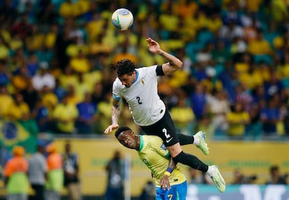 Giménez despeja un balón saltando sobre Vinicius, este martes en Bahía.