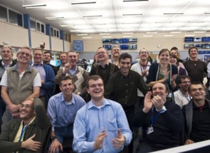 Los responsables del LHC celebran, en la sala de control de la máquina, los primeros haces de partículas acelerados hasta una energía de 1,8 teraelectronvoltios