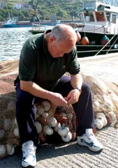 Francisco, un amigo de los fallecidos, espera en el puerto de San Sebastián antes de trasladarse a Galicia para asistir a los funerales.