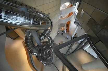 Una vista interior de La Torre, el edificio diseñado por el arquitecto Frank Gehry y que sirve de sede para la Fundación Luma.