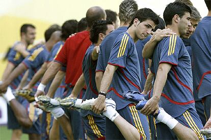 Los jugadores de España realizan estiramientos ayer en el Zentralstadion de Leipzig.