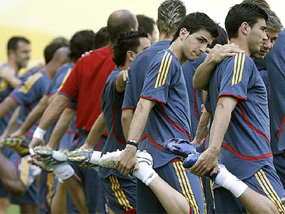 Los jugadores de España realizan estiramientos ayer en el Zentralstadion de Leipzig.