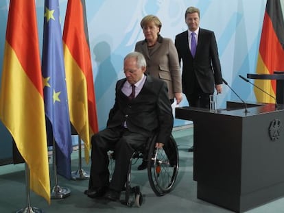 Merkel y Westerwelle siguen a Sch&auml;uble en Berlin en febrero. 