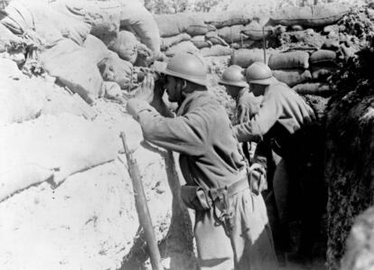 Soldados franceses en una trinchera observan al enemigo.