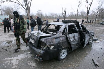 Un grupo de investigadores inspecciona el lugar en el que se registraron dos atentados en la localidad de Kisliar, en Daguestán.