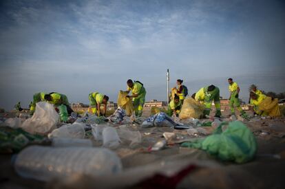 Los operarios se afanan con la limpieza de las playas de Barcelona, esta mañana