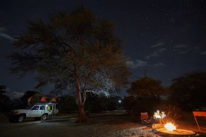 Una hoguera en el desierto de Kalahari.