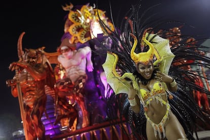 No desfile não faltaram críticas veladas à invasão de modismos estrangeiros e à globalização.