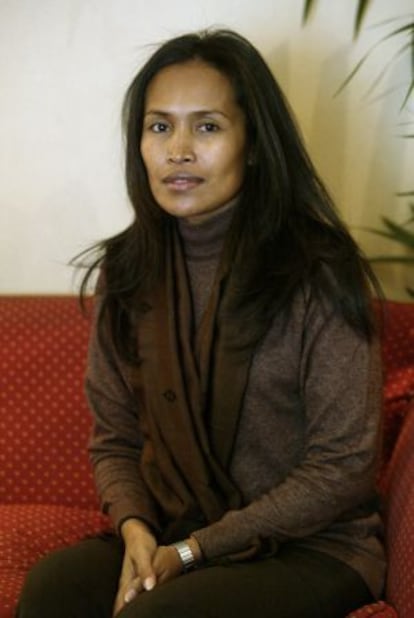 La camboyana Somaly Mam contó que fue vendida a los 13 años y acabó ejerciendo la prostitución. Ha dimitido al frente de su ONG tras destaparse falsedades en su biografía.
