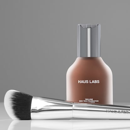 La brocha Cruelty-Free Concealer Brush y el fondo de maquillaje Triclone Skin Tech, ambos de HAUS LABS BY LADY GAGA.