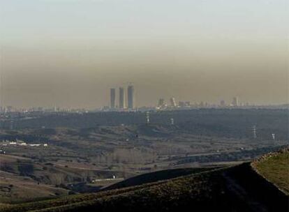 Intensa capa de polución sobre el cielo de Madrid a las 17.35 del día 29 desde la carretera de Colmenar.