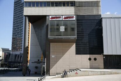 Fachada de la sede del departamento de Asuntos Sociales, Trabajo y Familia de la Generalitat de Cataluña con una pancarta que pide la libertad por los politicos catalanes detenidos.