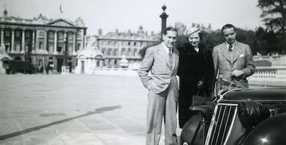 Pedro Urrraca (l) with his wife in Paris.