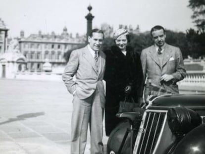 Pedro Urrraca (l) with his wife in Paris.