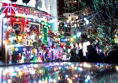 El barrio de Dyker Heights, en Brooklyn, es famoso por la iluminación navideña de sus viviendas, una tradición que se remonta a 1986 y que fue iniciada por una vecina, Lucy Spata.