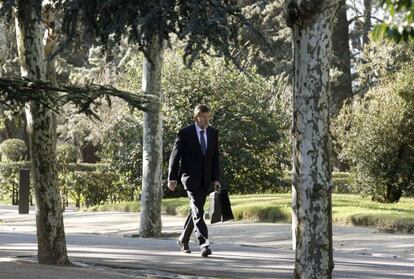 Mariano Rajoy por los jardines de La Moncloa.