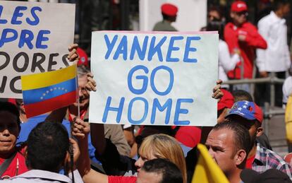 Trabajadores venezolanos sostienen pancartas en una marcha en apoyo de la compañia estatal de petróleo en Venezuela.