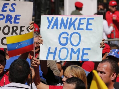 Trabajadores venezolanos sostienen pancartas en una marcha en apoyo de la compañia estatal de petróleo en Venezuela.
