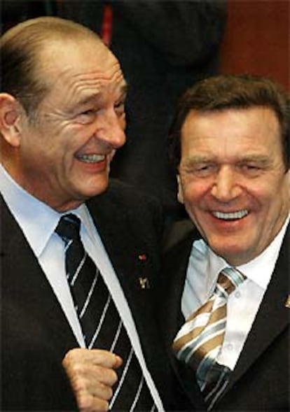 El jefe de Estado francés, Jacques Chirac, y el canciller alemán, Gerhard Schröder, en Bruselas.