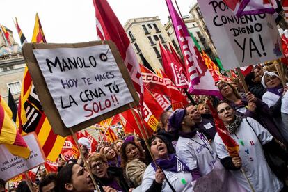 Women in Barcelona's Sant Jaume Square hold up a sign that reads "Manolo, tonight you're making your own dinner!!"