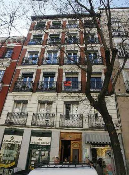 Vista de la fachada de la vivienda, en el número 100 de la calle de Atocha.