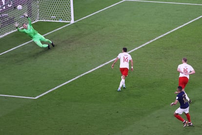 Wojciech Szczesny no puede evitar el gol de Kylian Mbappé.
