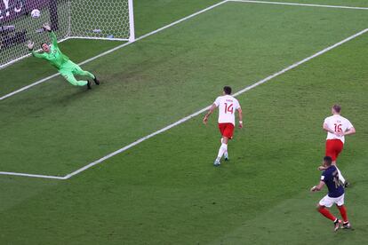 Wojciech Szczesny no puede evitar el gol de Kylian Mbappé.
