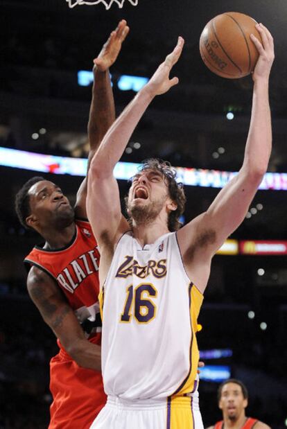 Pau Gasol pelea por un balón junto a Martell Webster, de los Portland Trail Blazers.