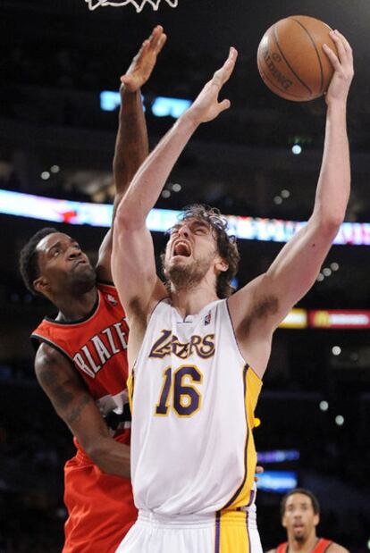 Pau Gasol pelea por un balón junto a Martell Webster, de los Portland Trail Blazers.