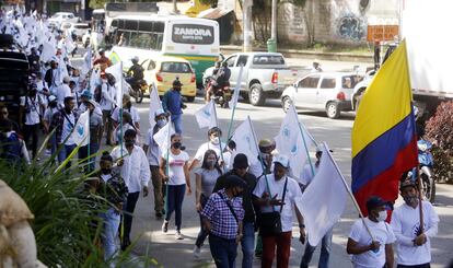 Desmovilizados de las FARC transitan por las calles de Medellín en 2020 en rechazo a la violencia que le ha costado la vida a más de 230 de ellos y para exigir que se respeten los acuerdos de paz